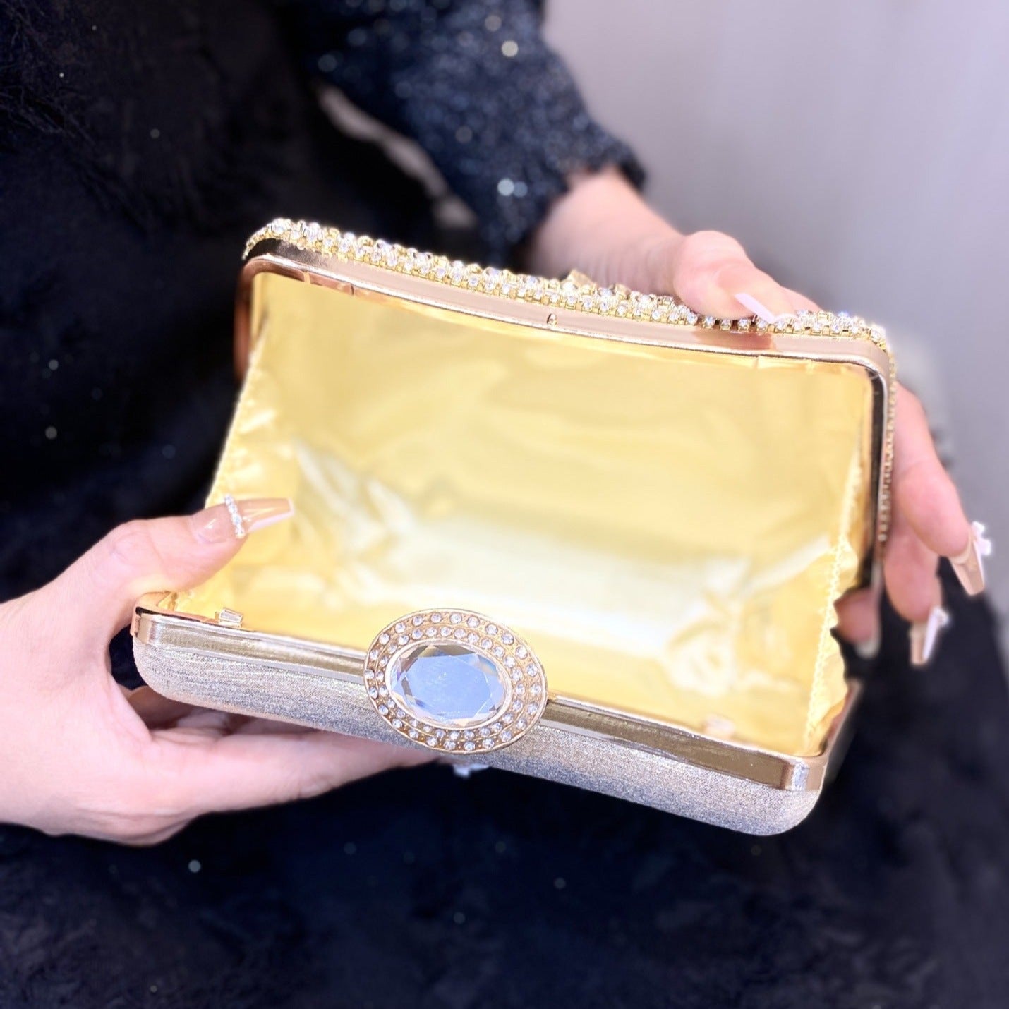 Velma Sparkling Diamond Clutch Bag