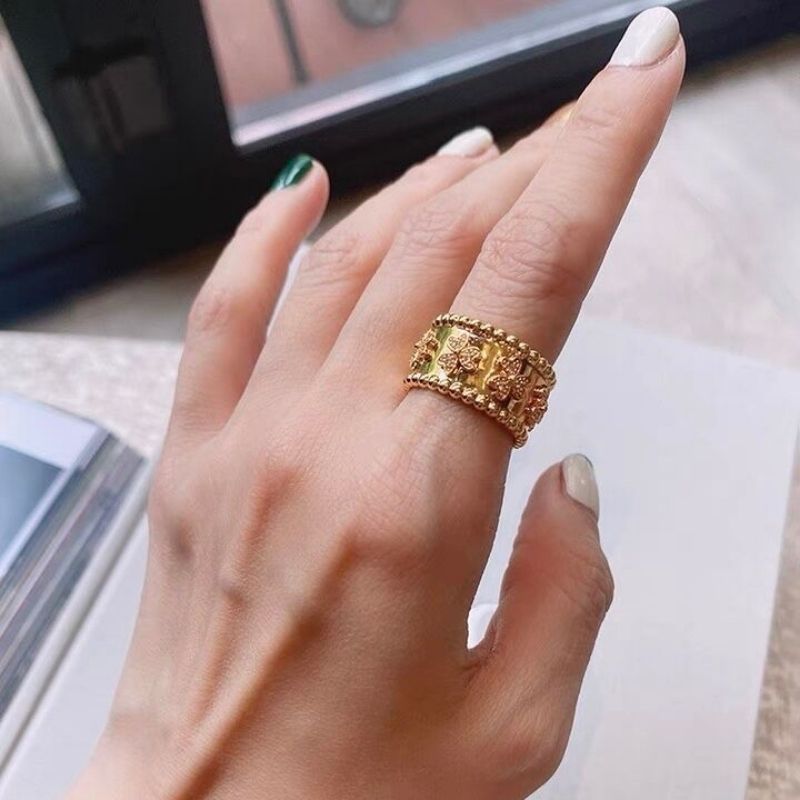 Elegant Clover Ring